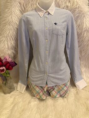 🩵Abercrombie KIDS BLUE AND WHITE FITTED BUTTON DOWN PINSTRIPE SHIRT
Size MEDIUM
